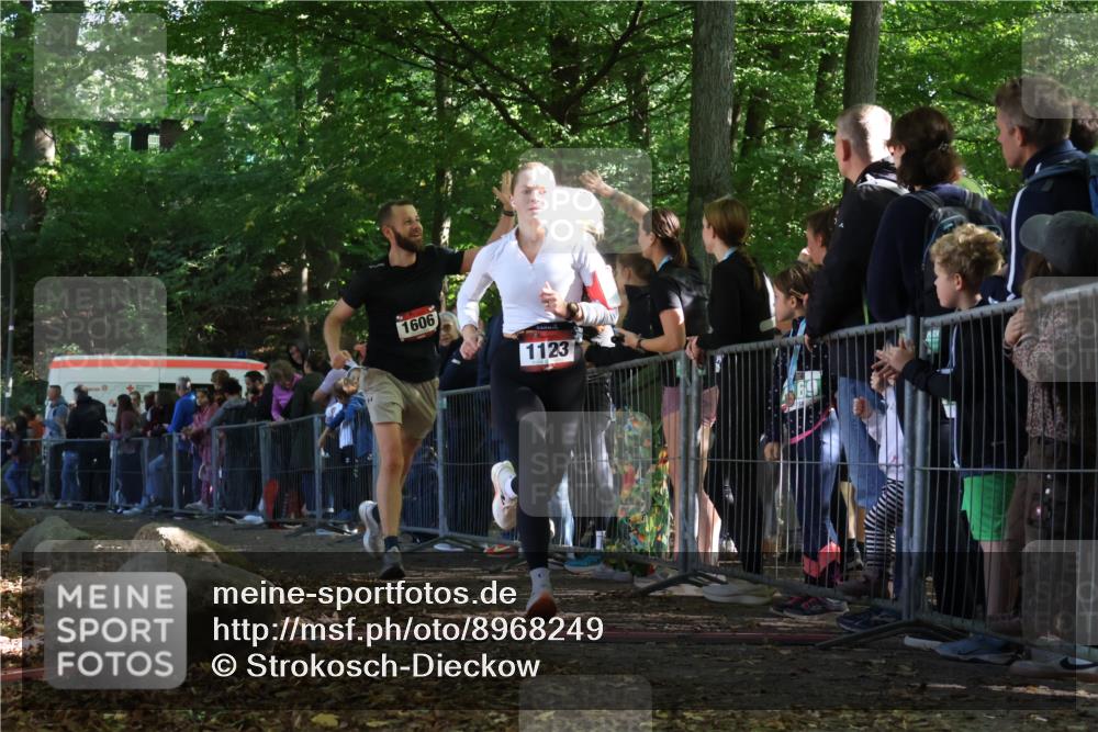 28.09.2025 - 33. Volkslauf durch das schöne Alstertal Strokosch-Dieckow http://msf.ph/oto/8968249 28.09.2025 11:48:50 Ziel 1123, 1588, 1606, 2241 meine-sportfotos.de