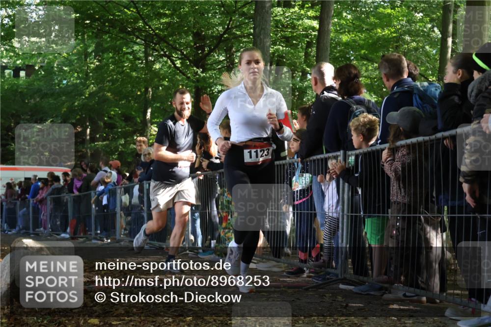 28.09.2025 - 33. Volkslauf durch das schöne Alstertal Strokosch-Dieckow http://msf.ph/oto/8968253 28.09.2025 11:48:51 Ziel 1123, 1588, 1606, 2241 meine-sportfotos.de