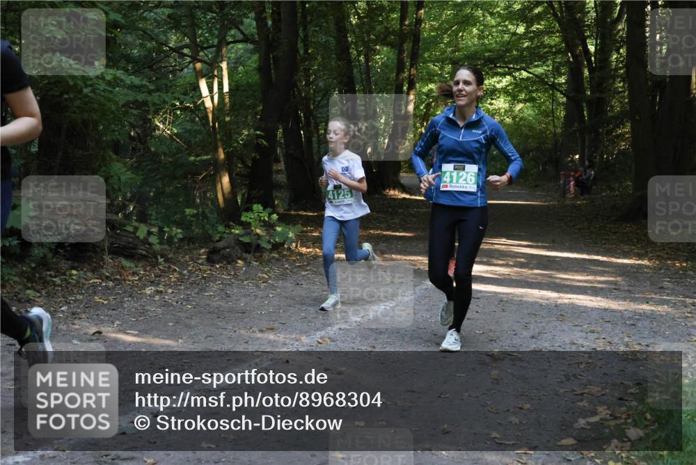 28.09.2025 - 33. Volkslauf durch das schöne Alstertal Strokosch-Dieckow http://msf.ph/oto/8968304 28.09.2025 10:56:09 Laufen 4125, 4126 meine-sportfotos.de
