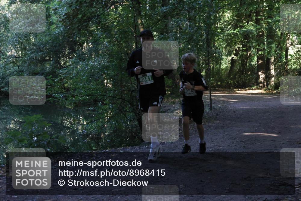 28.09.2025 - 33. Volkslauf durch das schöne Alstertal Strokosch-Dieckow http://msf.ph/oto/8968415 28.09.2025 10:58:38 Laufen 4041, 4043 meine-sportfotos.de