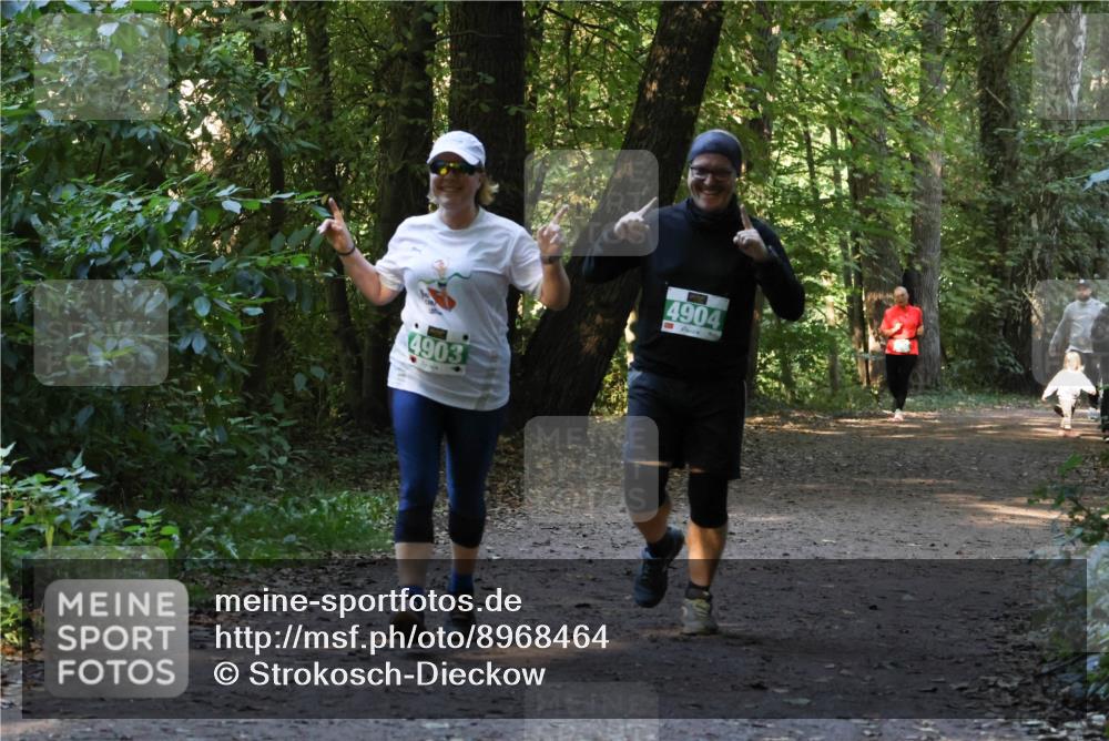 28.09.2025 - 33. Volkslauf durch das schöne Alstertal Strokosch-Dieckow http://msf.ph/oto/8968464 28.09.2025 11:01:38 Laufen 4903, 4904 meine-sportfotos.de