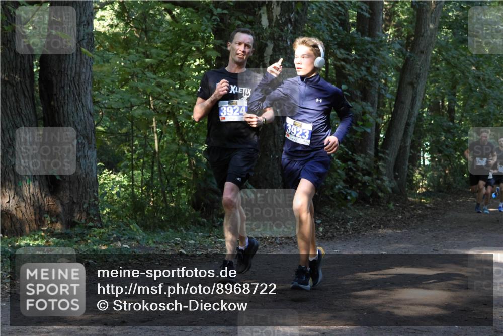 28.09.2025 - 33. Volkslauf durch das schöne Alstertal Strokosch-Dieckow http://msf.ph/oto/8968722 28.09.2025 11:13:14 Laufen 3924, 3923 meine-sportfotos.de