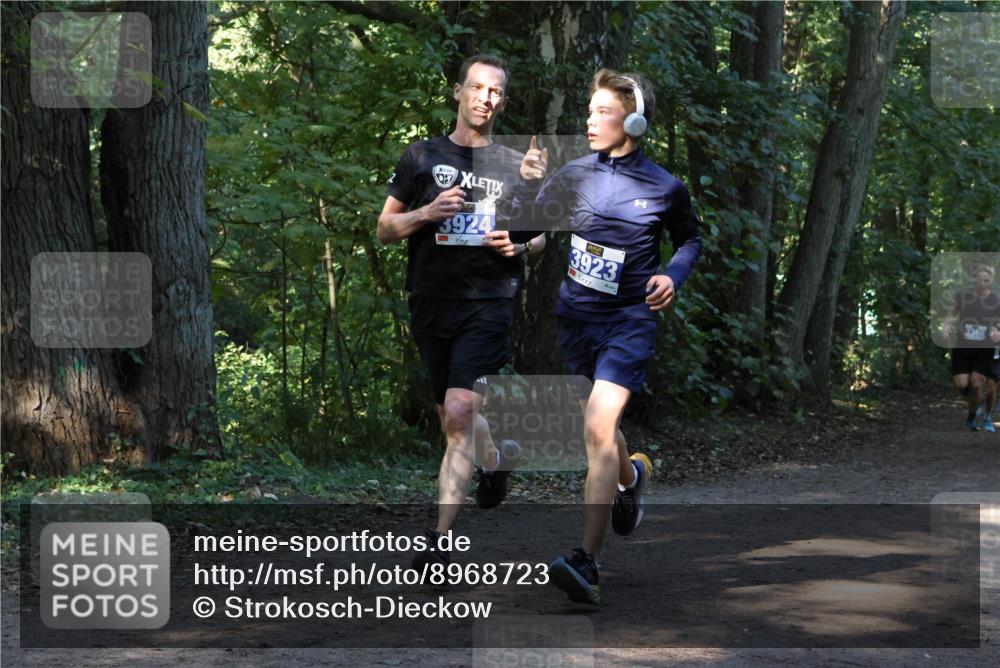 28.09.2025 - 33. Volkslauf durch das schöne Alstertal Strokosch-Dieckow http://msf.ph/oto/8968723 28.09.2025 11:13:15 Laufen 057, 3924, 3923 meine-sportfotos.de