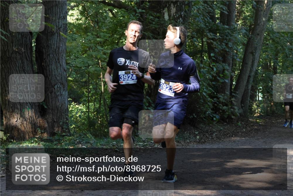 28.09.2025 - 33. Volkslauf durch das schöne Alstertal Strokosch-Dieckow http://msf.ph/oto/8968725 28.09.2025 11:13:15 Laufen 3924, 3923, 3366 meine-sportfotos.de