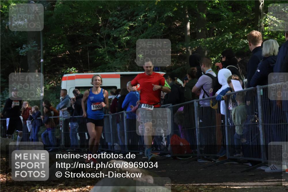 28.09.2025 - 33. Volkslauf durch das schöne Alstertal Strokosch-Dieckow http://msf.ph/oto/8969034 28.09.2025 11:49:29 Ziel 1009, 1599, 1616 meine-sportfotos.de