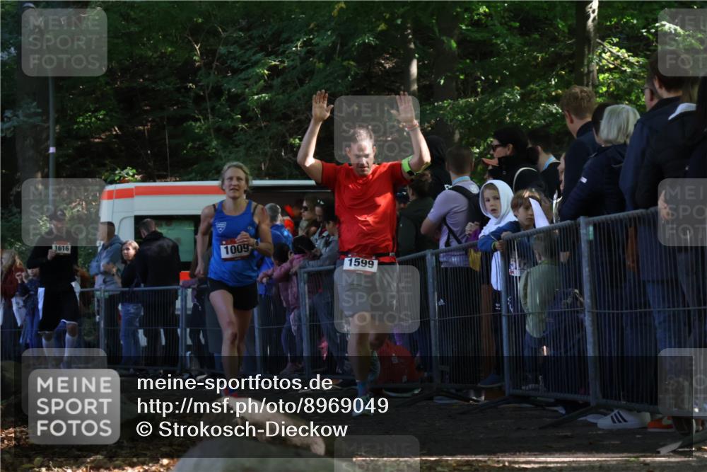28.09.2025 - 33. Volkslauf durch das schöne Alstertal Strokosch-Dieckow http://msf.ph/oto/8969049 28.09.2025 11:49:30 Ziel 1009, 1599, 1616 meine-sportfotos.de