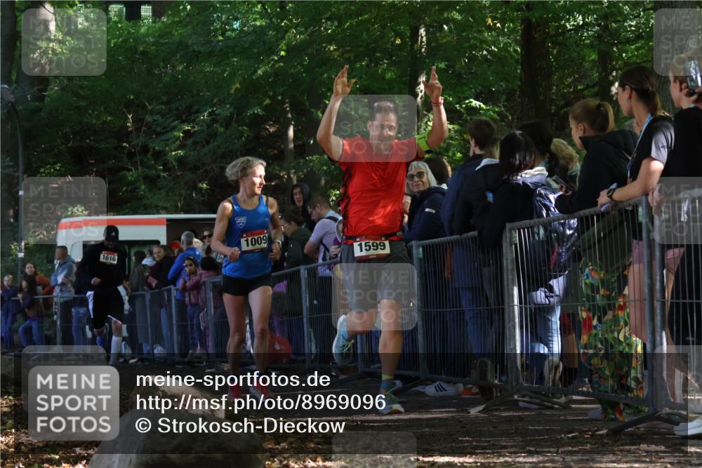 28.09.2025 - 33. Volkslauf durch das schöne Alstertal Strokosch-Dieckow http://msf.ph/oto/8969096 28.09.2025 11:49:32 Ziel 1009, 1599, 1616 meine-sportfotos.de