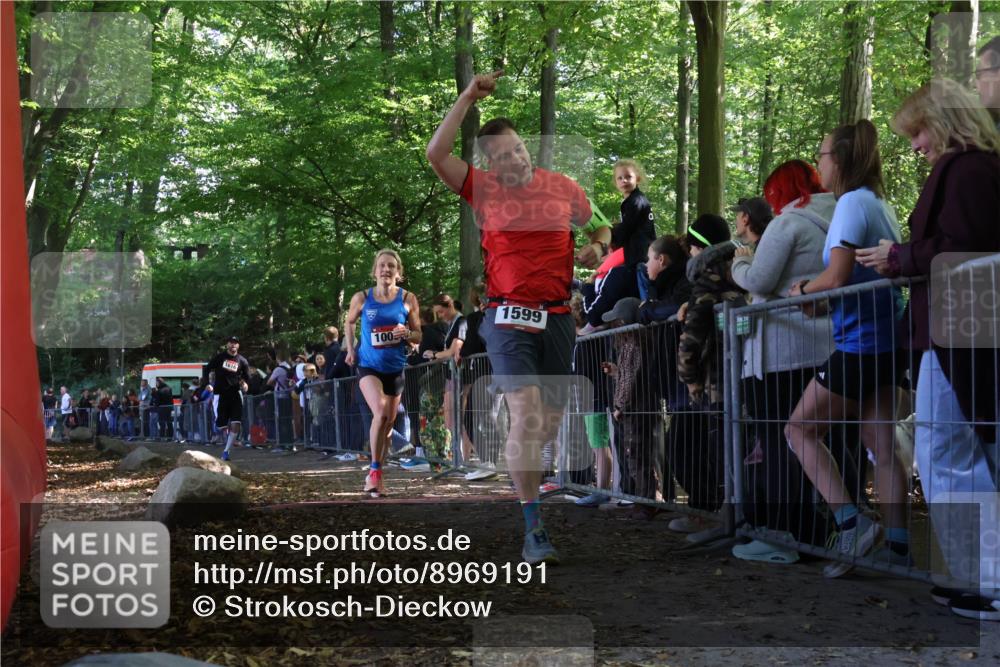28.09.2025 - 33. Volkslauf durch das schöne Alstertal Strokosch-Dieckow http://msf.ph/oto/8969191 28.09.2025 11:49:34 Ziel 1009, 1599, 1616 meine-sportfotos.de