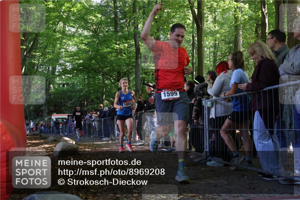 28.09.2025 - 33. Volkslauf durch das schöne Alstertal Strokosch-Dieckow http://msf.ph/oto/8969208 28.09.2025 11:49:34 Ziel 1009, 1599, 1616 meine-sportfotos.de