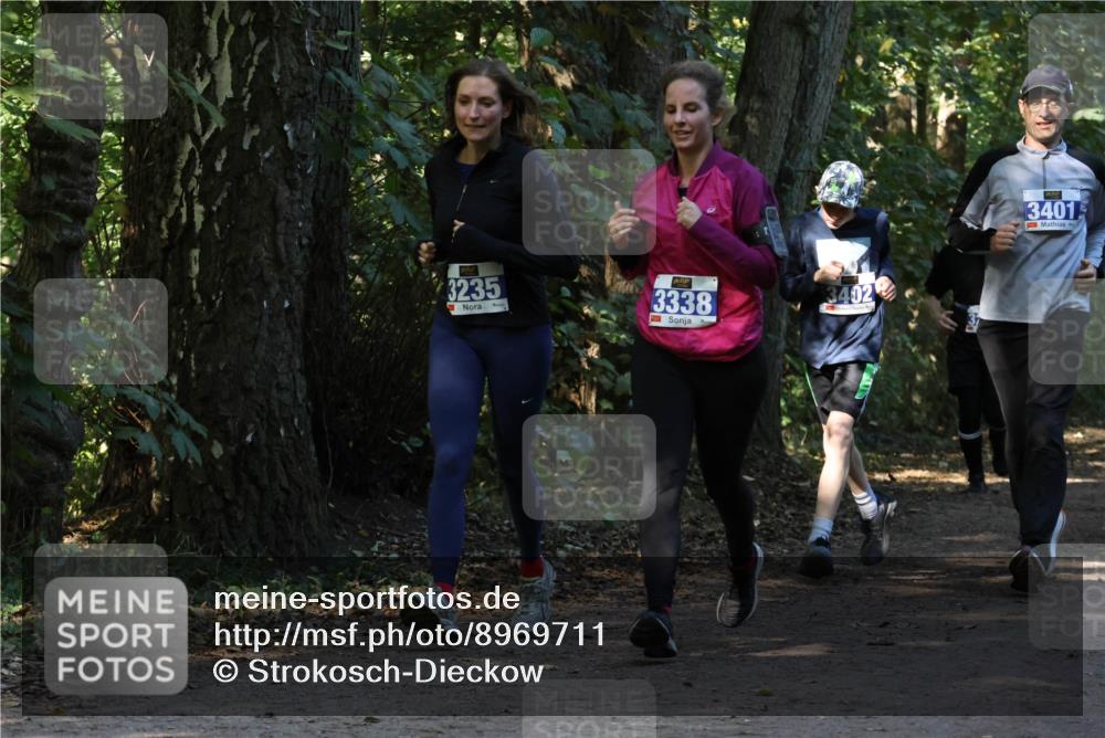 28.09.2025 - 33. Volkslauf durch das schöne Alstertal Strokosch-Dieckow http://msf.ph/oto/8969711 28.09.2025 11:34:35 Laufen 3235, 3338, 3402, 3401 meine-sportfotos.de