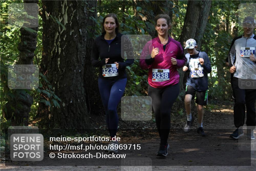 28.09.2025 - 33. Volkslauf durch das schöne Alstertal Strokosch-Dieckow http://msf.ph/oto/8969715 28.09.2025 11:34:35 Laufen 3235, 3338, 3402, 340 meine-sportfotos.de