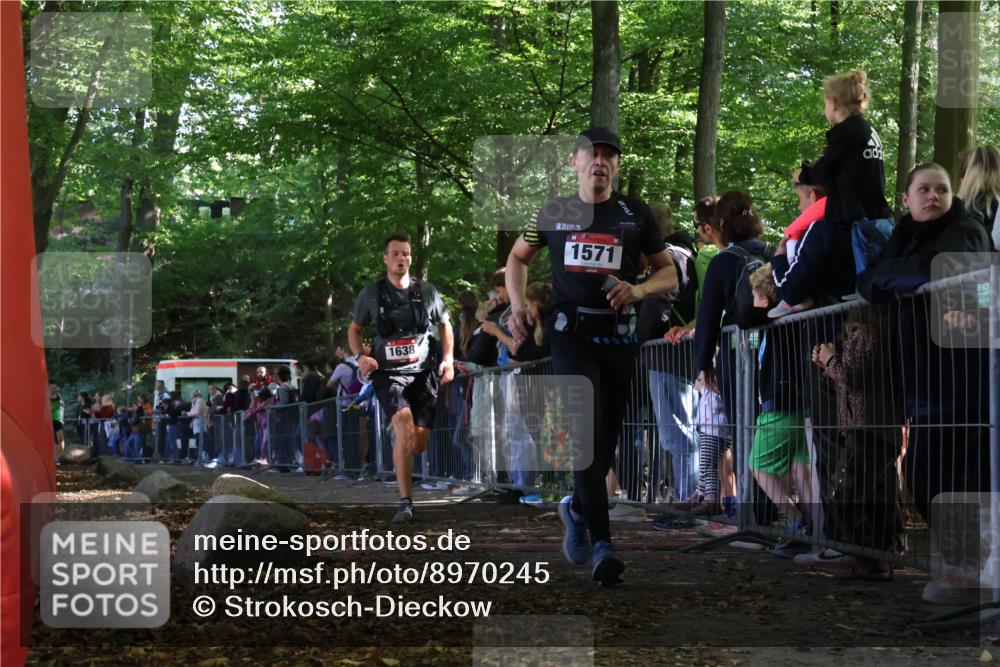 28.09.2025 - 33. Volkslauf durch das schöne Alstertal Strokosch-Dieckow http://msf.ph/oto/8970245 28.09.2025 11:51:21 Ziel 1571, 1638, 2654 meine-sportfotos.de