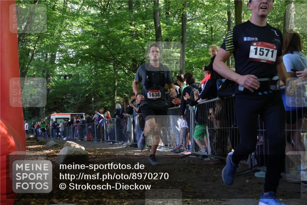 28.09.2025 - 33. Volkslauf durch das schöne Alstertal Strokosch-Dieckow http://msf.ph/oto/8970270 28.09.2025 11:51:22 Ziel 1571, 1638, 2654 meine-sportfotos.de