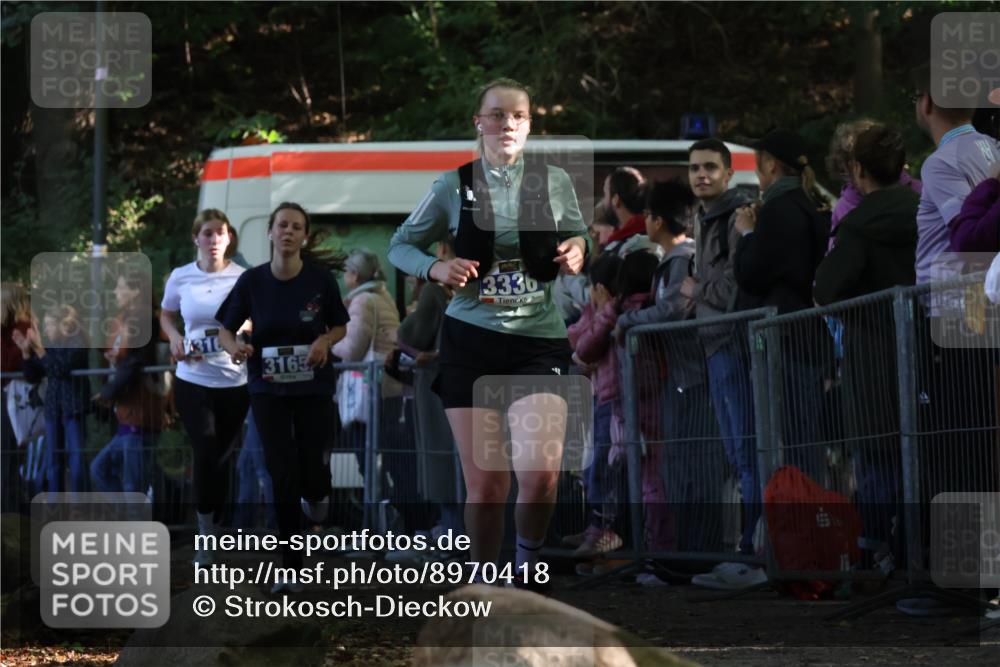 28.09.2025 - 33. Volkslauf durch das schöne Alstertal Strokosch-Dieckow http://msf.ph/oto/8970418 28.09.2025 11:51:43 Ziel 3164, 3165, 3336 meine-sportfotos.de