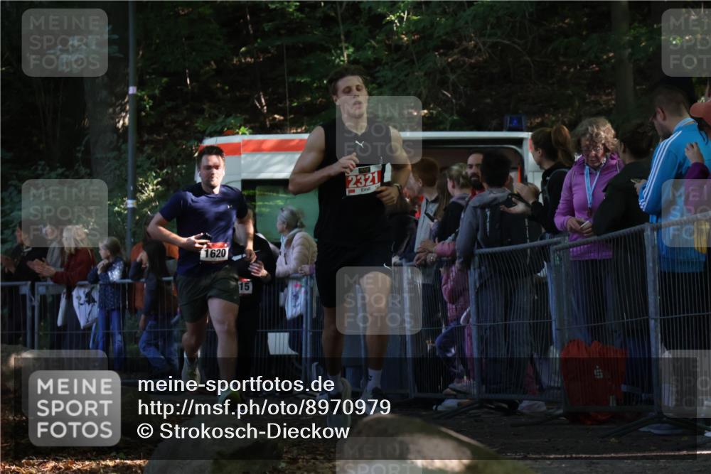 28.09.2025 - 33. Volkslauf durch das schöne Alstertal Strokosch-Dieckow http://msf.ph/oto/8970979 28.09.2025 11:52:50 Ziel 1015, 1620, 2321 meine-sportfotos.de