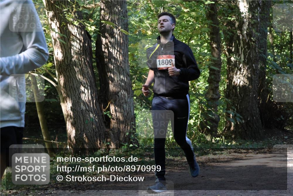 28.09.2025 - 33. Volkslauf durch das schöne Alstertal Strokosch-Dieckow http://msf.ph/oto/8970999 28.09.2025 12:04:42 Laufen 1809 meine-sportfotos.de