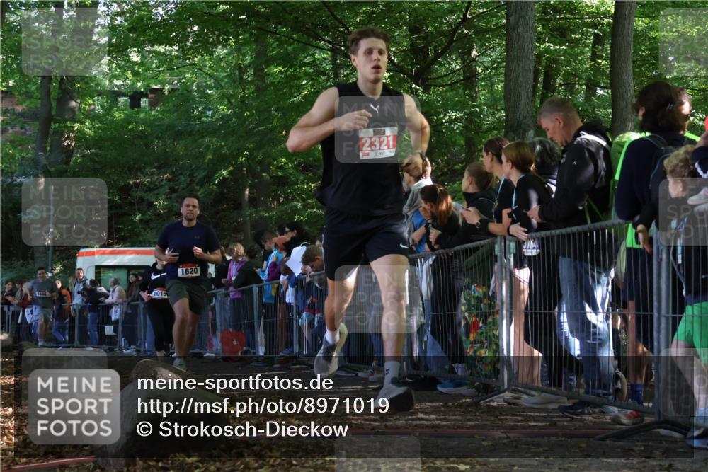 28.09.2025 - 33. Volkslauf durch das schöne Alstertal Strokosch-Dieckow http://msf.ph/oto/8971019 28.09.2025 11:52:53 Ziel 1015, 1620, 1648, 2321 meine-sportfotos.de