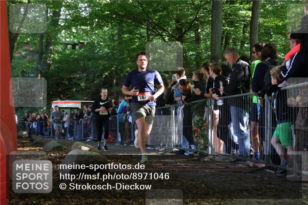 28.09.2025 - 33. Volkslauf durch das schöne Alstertal Strokosch-Dieckow http://msf.ph/oto/8971046 28.09.2025 11:52:54 Ziel 1015, 1620, 1648, 2321 meine-sportfotos.de