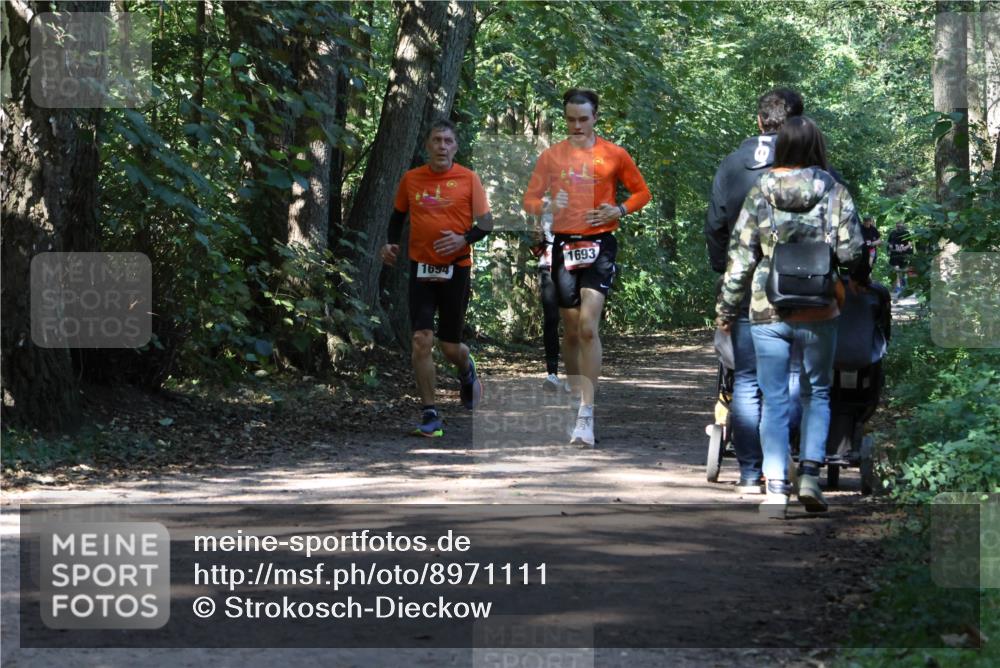 28.09.2025 - 33. Volkslauf durch das schöne Alstertal Strokosch-Dieckow http://msf.ph/oto/8971111 28.09.2025 12:07:31 Laufen 1693, 1694 meine-sportfotos.de