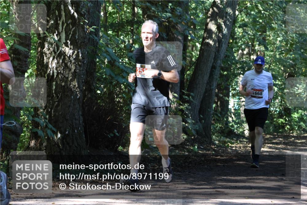 28.09.2025 - 33. Volkslauf durch das schöne Alstertal Strokosch-Dieckow http://msf.ph/oto/8971199 28.09.2025 12:09:27 Laufen 252, 668 meine-sportfotos.de