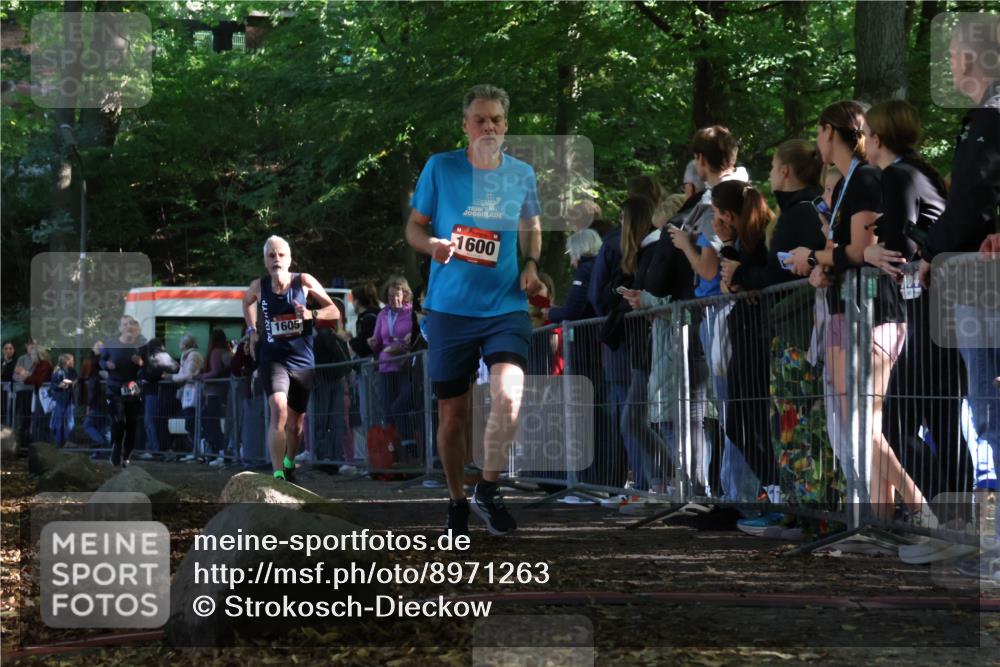 28.09.2025 - 33. Volkslauf durch das schöne Alstertal Strokosch-Dieckow http://msf.ph/oto/8971263 28.09.2025 11:53:15 Ziel 1573, 1600, 1605 meine-sportfotos.de