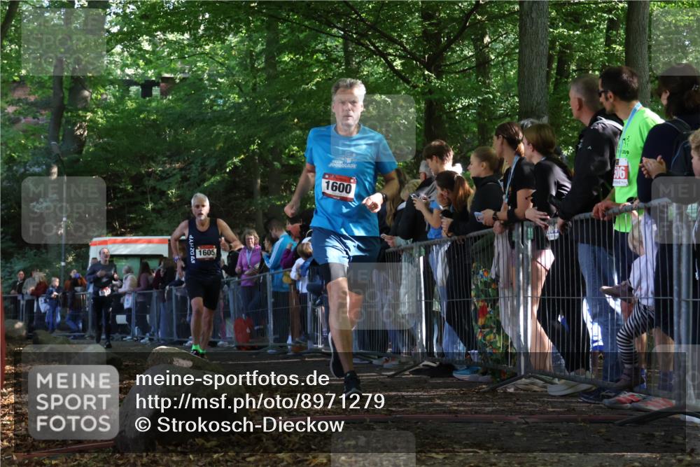 28.09.2025 - 33. Volkslauf durch das schöne Alstertal Strokosch-Dieckow http://msf.ph/oto/8971279 28.09.2025 11:53:15 Ziel 1573, 1600, 1605 meine-sportfotos.de