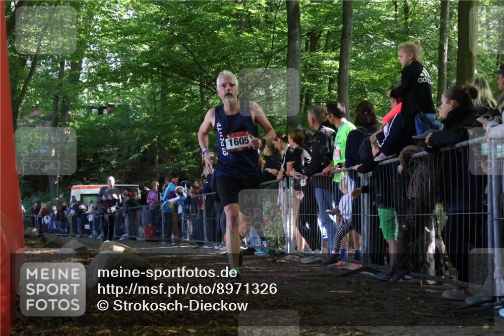 28.09.2025 - 33. Volkslauf durch das schöne Alstertal Strokosch-Dieckow http://msf.ph/oto/8971326 28.09.2025 11:53:18 Ziel 1573, 1600, 1605 meine-sportfotos.de