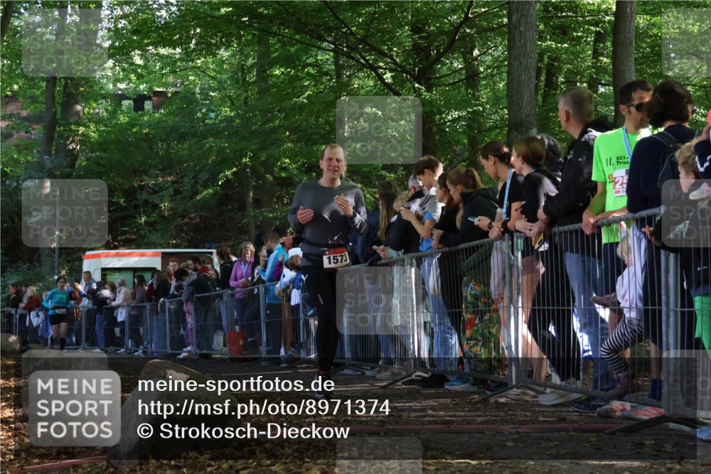 28.09.2025 - 33. Volkslauf durch das schöne Alstertal Strokosch-Dieckow http://msf.ph/oto/8971374 28.09.2025 11:53:21 Ziel 1012, 1573 meine-sportfotos.de