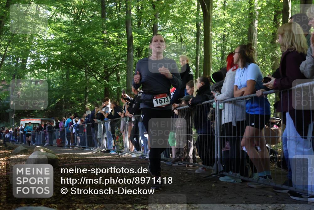 28.09.2025 - 33. Volkslauf durch das schöne Alstertal Strokosch-Dieckow http://msf.ph/oto/8971418 28.09.2025 11:53:23 Ziel 1012, 1573 meine-sportfotos.de