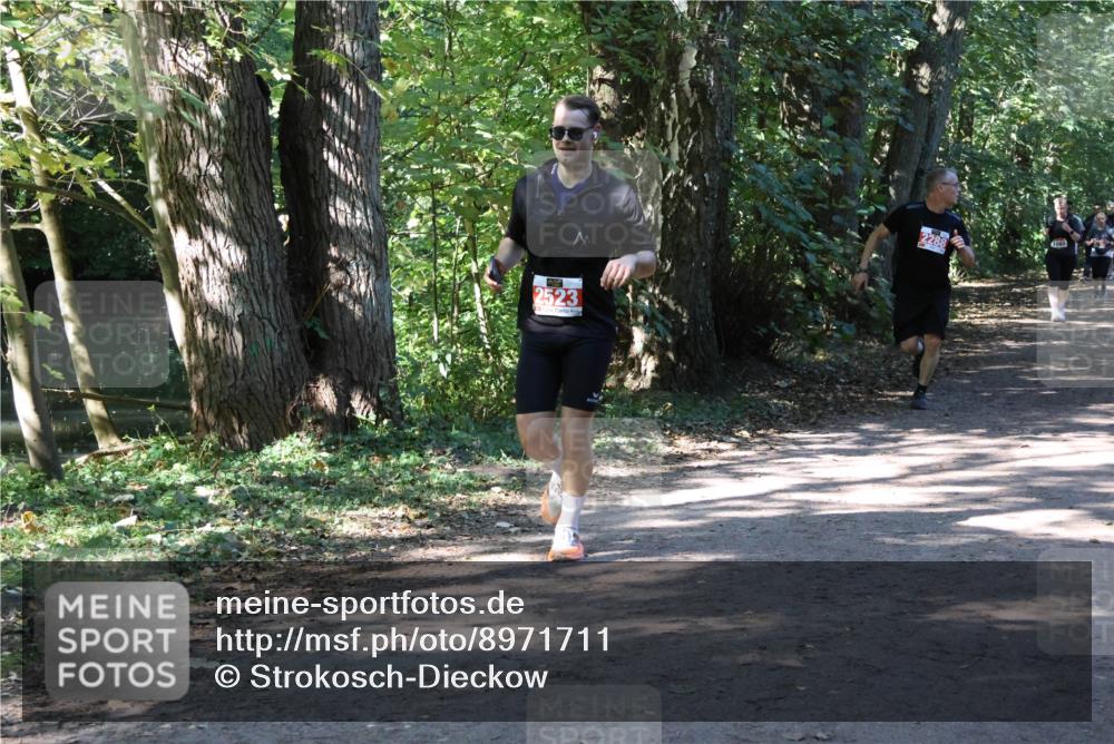 28.09.2025 - 33. Volkslauf durch das schöne Alstertal Strokosch-Dieckow http://msf.ph/oto/8971711 28.09.2025 12:20:13 Laufen 2523, 1080 meine-sportfotos.de
