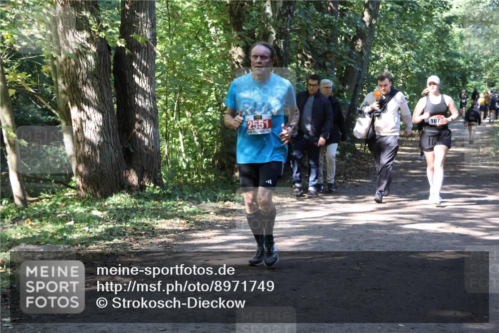 28.09.2025 - 33. Volkslauf durch das schöne Alstertal Strokosch-Dieckow http://msf.ph/oto/8971749 28.09.2025 12:20:49 Laufen 2551, 107 meine-sportfotos.de