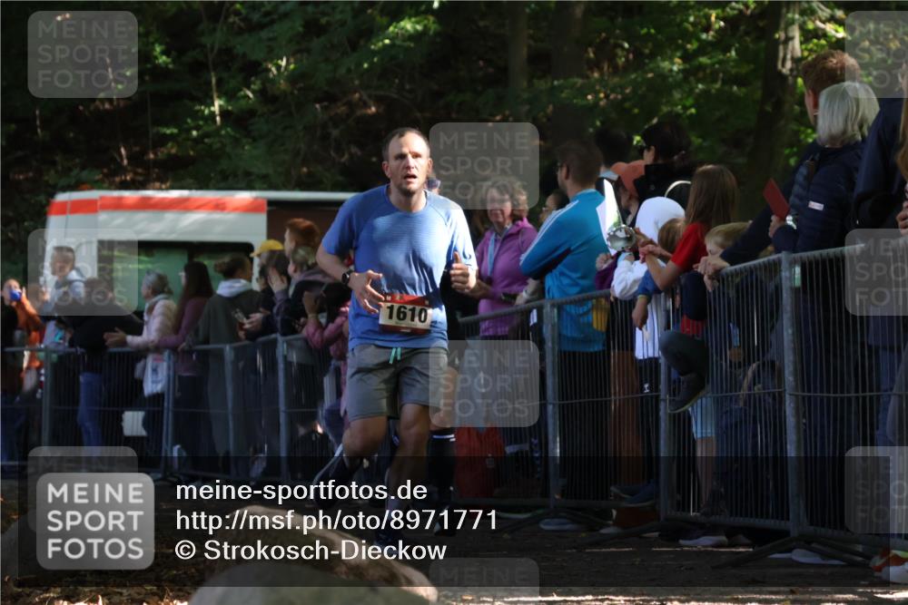 28.09.2025 - 33. Volkslauf durch das schöne Alstertal Strokosch-Dieckow http://msf.ph/oto/8971771 28.09.2025 11:54:26 Ziel 1011, 1017, 1610, 1698 meine-sportfotos.de