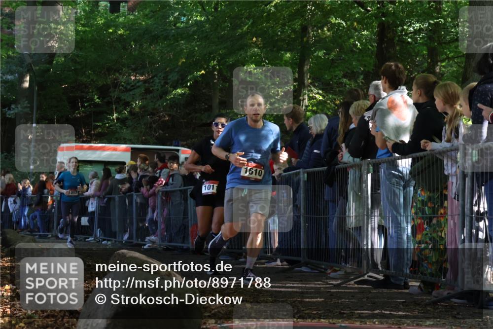 28.09.2025 - 33. Volkslauf durch das schöne Alstertal Strokosch-Dieckow http://msf.ph/oto/8971788 28.09.2025 11:54:27 Ziel 1011, 1017, 1610, 1679, 1698 meine-sportfotos.de