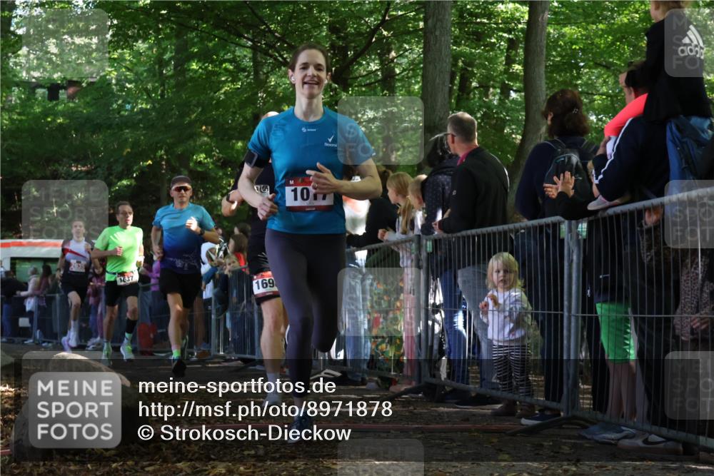 28.09.2025 - 33. Volkslauf durch das schöne Alstertal Strokosch-Dieckow http://msf.ph/oto/8971878 28.09.2025 11:54:33 Ziel 1014, 1017, 1637, 1679, 1698, 2635 meine-sportfotos.de