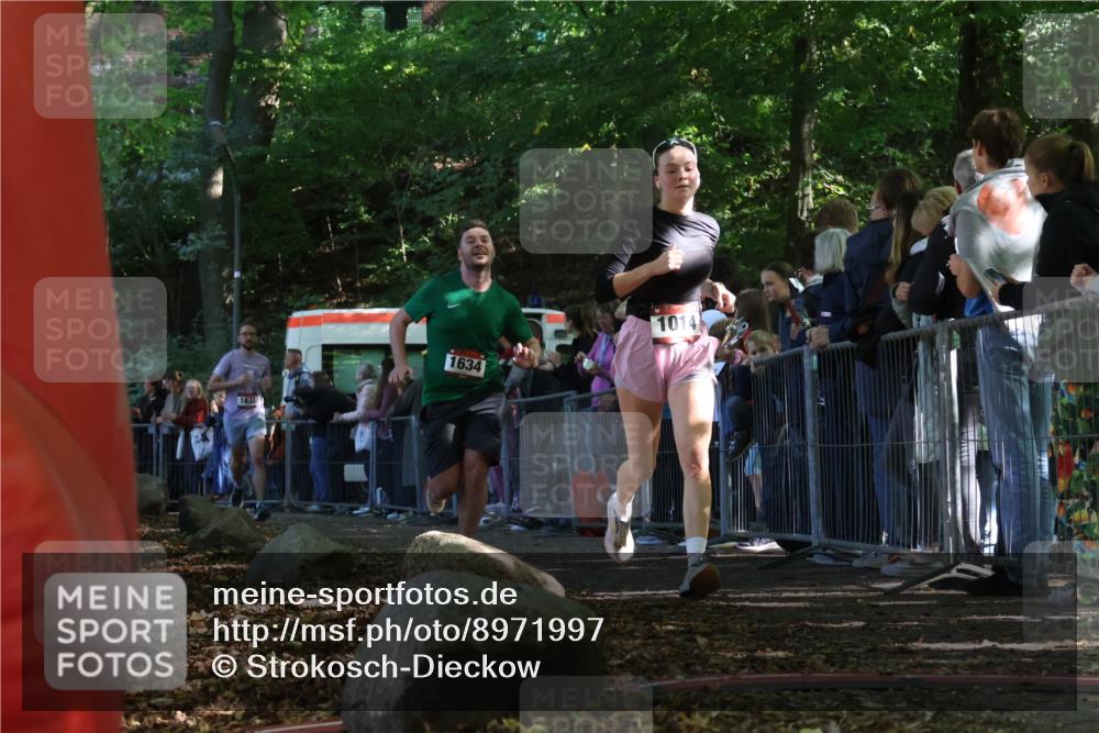 28.09.2025 - 33. Volkslauf durch das schöne Alstertal Strokosch-Dieckow http://msf.ph/oto/8971997 28.09.2025 11:54:41 Ziel 1014, 1632, 1634 meine-sportfotos.de