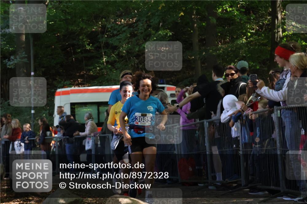 28.09.2025 - 33. Volkslauf durch das schöne Alstertal Strokosch-Dieckow http://msf.ph/oto/8972328 28.09.2025 11:56:11 Ziel 1625, 3084, 3085 meine-sportfotos.de