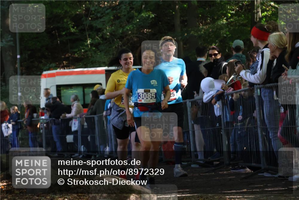 28.09.2025 - 33. Volkslauf durch das schöne Alstertal Strokosch-Dieckow http://msf.ph/oto/8972329 28.09.2025 11:56:12 Ziel 1625, 3084, 3085 meine-sportfotos.de