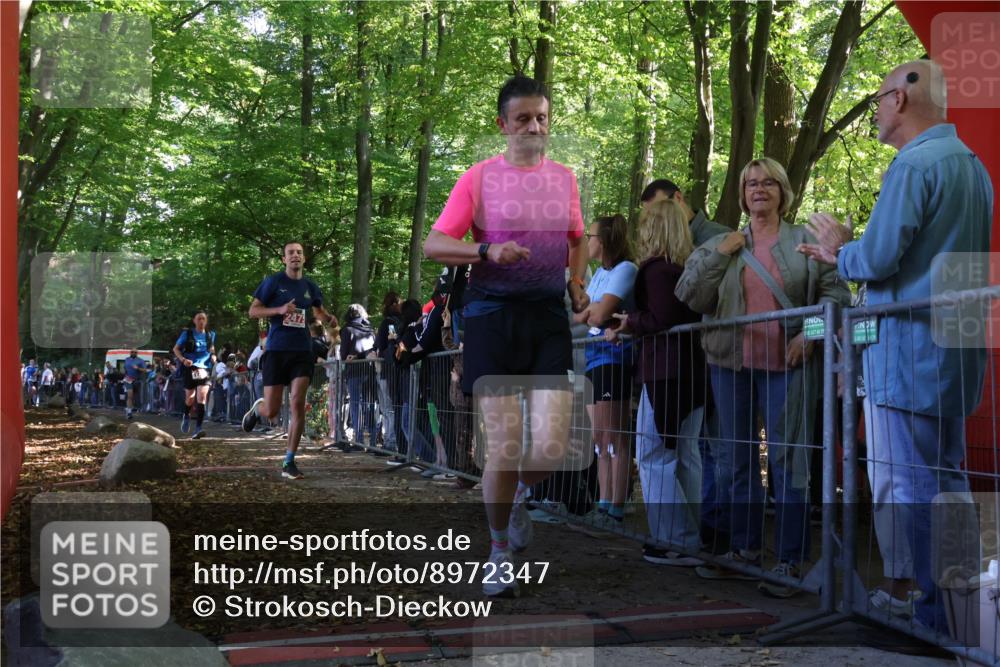 28.09.2025 - 33. Volkslauf durch das schöne Alstertal Strokosch-Dieckow http://msf.ph/oto/8972347 28.09.2025 11:56:24 Ziel 1587, 1665, 1770, 2475 meine-sportfotos.de