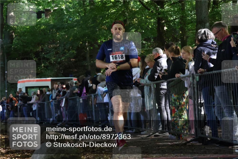 28.09.2025 - 33. Volkslauf durch das schöne Alstertal Strokosch-Dieckow http://msf.ph/oto/8972363 28.09.2025 11:56:45 Ziel 1618, 1633 meine-sportfotos.de