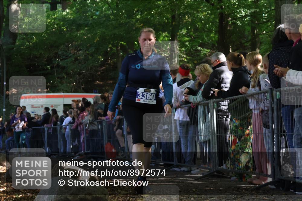 28.09.2025 - 33. Volkslauf durch das schöne Alstertal Strokosch-Dieckow http://msf.ph/oto/8972574 28.09.2025 12:00:43 Ziel 1025, 2446, 3360 meine-sportfotos.de