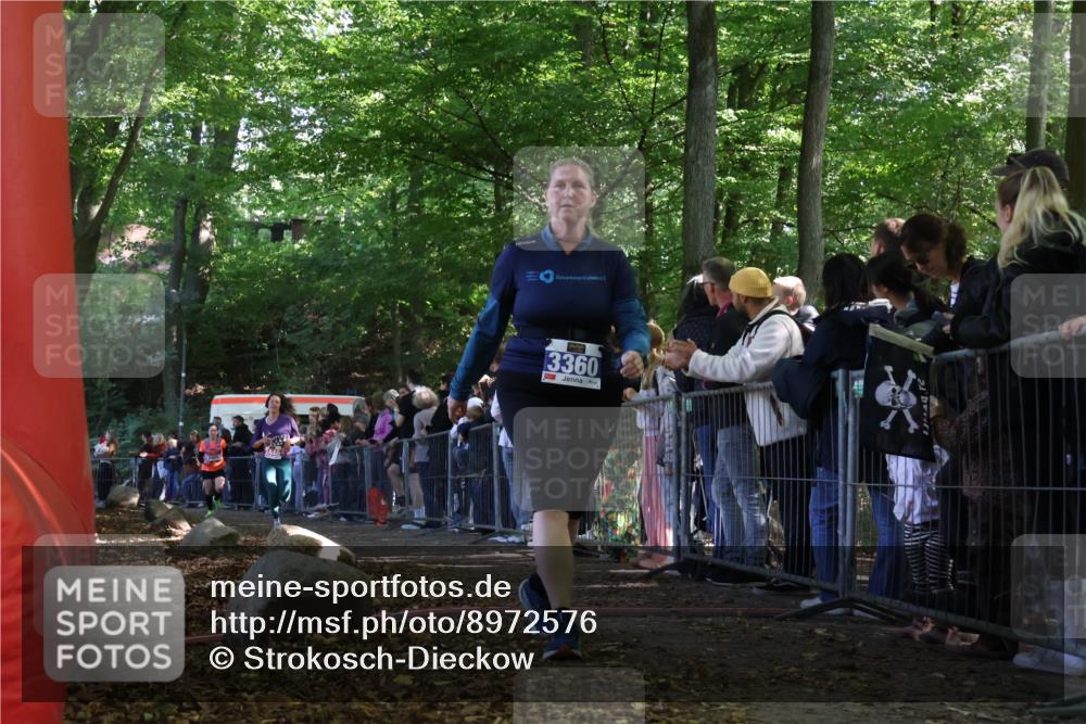 28.09.2025 - 33. Volkslauf durch das schöne Alstertal Strokosch-Dieckow http://msf.ph/oto/8972576 28.09.2025 12:00:45 Ziel 1025, 2446, 3360 meine-sportfotos.de