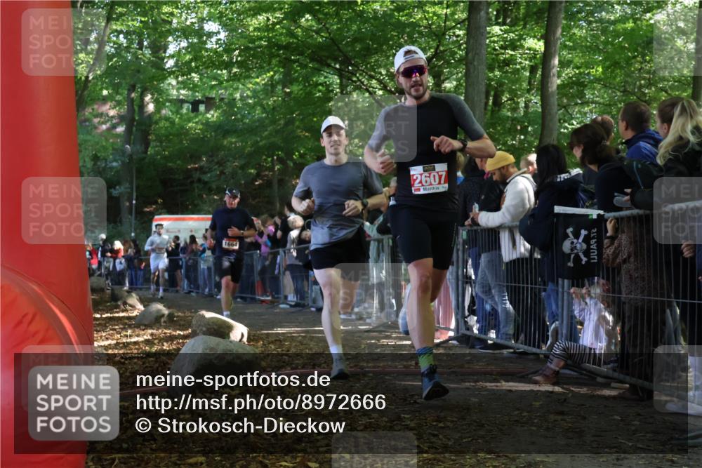 28.09.2025 - 33. Volkslauf durch das schöne Alstertal Strokosch-Dieckow http://msf.ph/oto/8972666 28.09.2025 12:03:06 Ziel 1664, 1671, 2607 meine-sportfotos.de