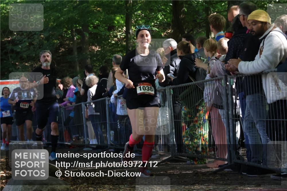 28.09.2025 - 33. Volkslauf durch das schöne Alstertal Strokosch-Dieckow http://msf.ph/oto/8972712 28.09.2025 12:03:47 Ziel 1038, 1681, 2605, 2645 meine-sportfotos.de