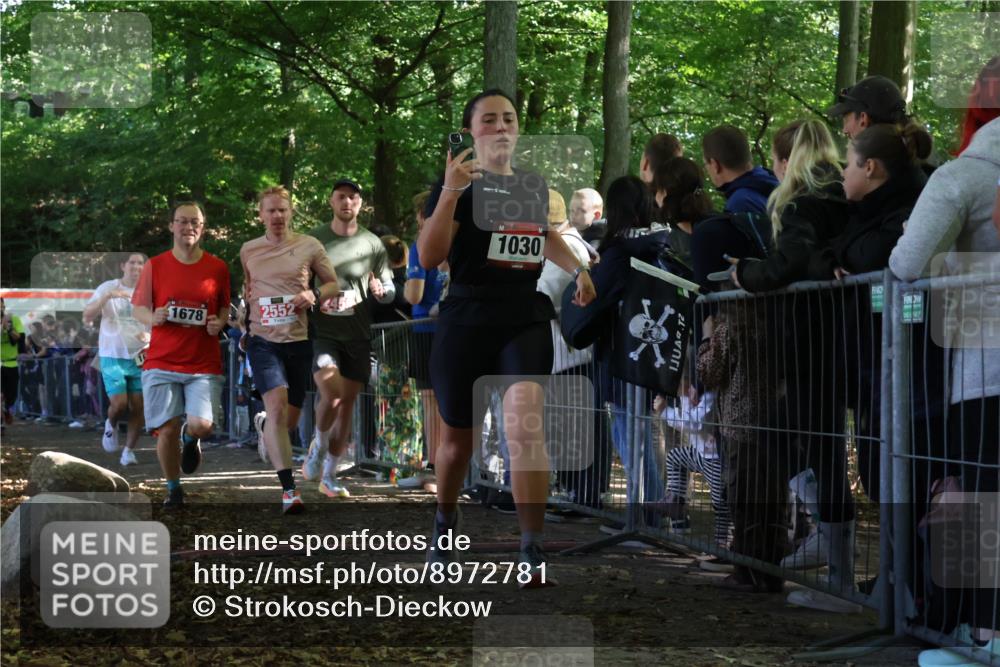 28.09.2025 - 33. Volkslauf durch das schöne Alstertal Strokosch-Dieckow http://msf.ph/oto/8972781 28.09.2025 12:05:01 Ziel 1030, 1034, 1658, 1667, 1678, 2459, 2552 meine-sportfotos.de