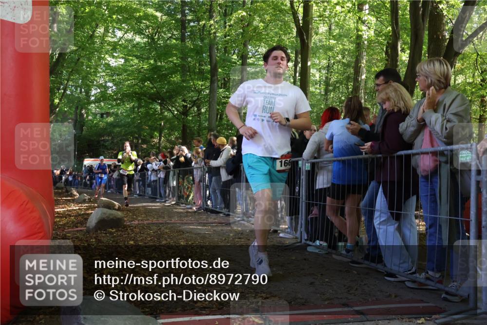 28.09.2025 - 33. Volkslauf durch das schöne Alstertal Strokosch-Dieckow http://msf.ph/oto/8972790 28.09.2025 12:05:06 Ziel 1034, 1658, 1667 meine-sportfotos.de
