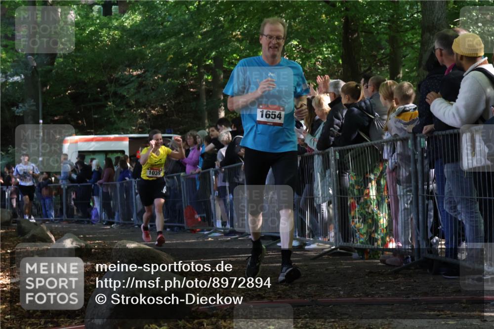 28.09.2025 - 33. Volkslauf durch das schöne Alstertal Strokosch-Dieckow http://msf.ph/oto/8972894 28.09.2025 12:06:51 Ziel 1039, 1654, 2339 meine-sportfotos.de