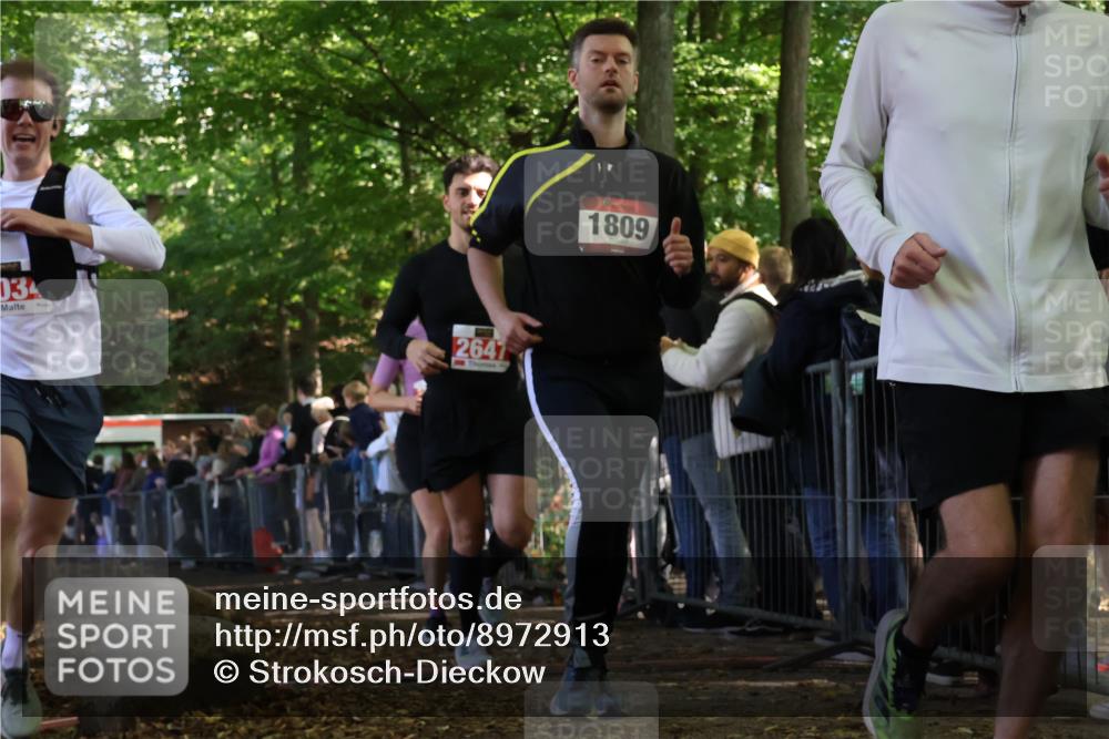 28.09.2025 - 33. Volkslauf durch das schöne Alstertal Strokosch-Dieckow http://msf.ph/oto/8972913 28.09.2025 12:07:08 Ziel 1048, 1699, 1809, 2034, 2513, 2613, 2647 meine-sportfotos.de
