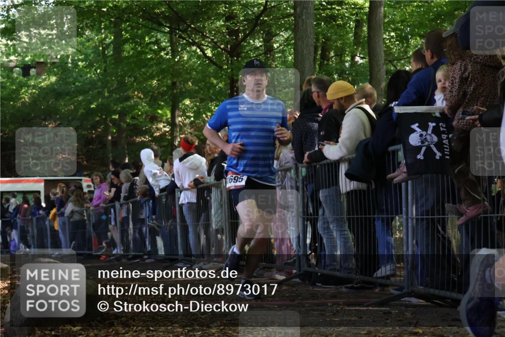28.09.2025 - 33. Volkslauf durch das schöne Alstertal Strokosch-Dieckow http://msf.ph/oto/8973017 28.09.2025 12:09:16 Ziel 1071, 1695 meine-sportfotos.de