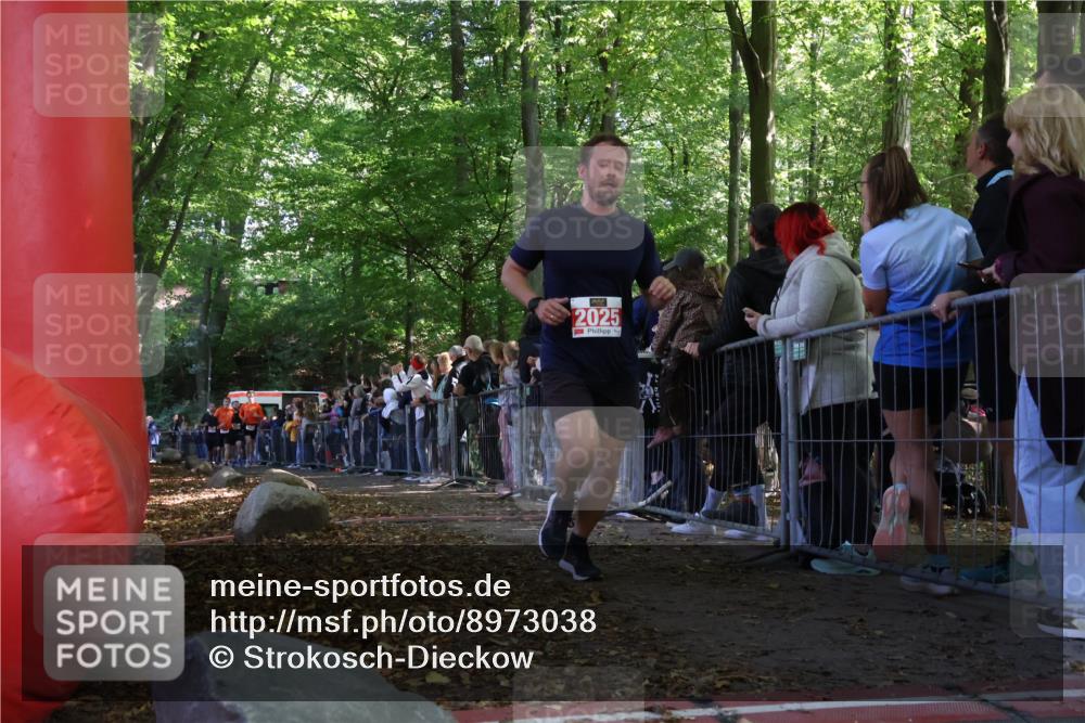 28.09.2025 - 33. Volkslauf durch das schöne Alstertal Strokosch-Dieckow http://msf.ph/oto/8973038 28.09.2025 12:09:58 Ziel 1693, 1694, 2025, 2311, 2313 meine-sportfotos.de