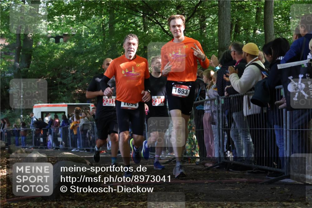 28.09.2025 - 33. Volkslauf durch das schöne Alstertal Strokosch-Dieckow http://msf.ph/oto/8973041 28.09.2025 12:10:05 Ziel 1693, 1694, 2311, 2313 meine-sportfotos.de